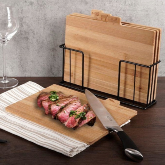 Set 4 tocatoare, Zola®, din bambu, suport metalic negru, 28x20x1cm Set 4 tocatoare, Zola®, din bambu, suport metalic negru, 28x20x1cm